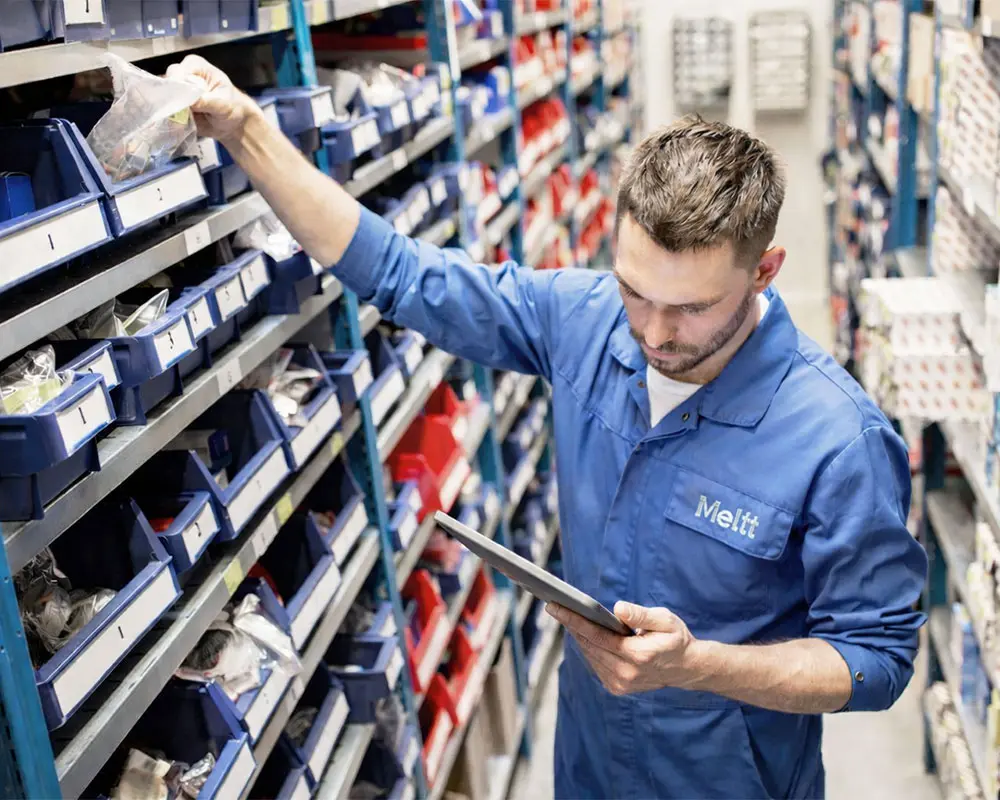 pracownik magazyny firmy Meltt